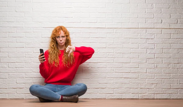 Junge Rothaarige Frau Sitzt Über Backsteinmauer Und Telefoniert Mit Wütendem — Stockfoto