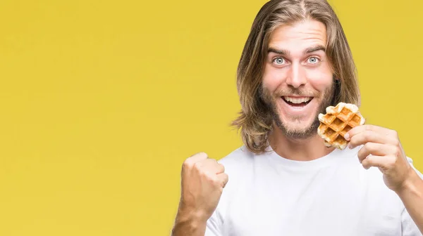 Joven Hombre Guapo Con Pelo Largo Sobre Fondo Aislado Comiendo —  Fotos de Stock