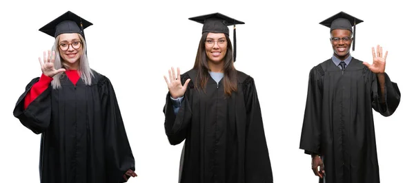 一群穿着大学服装的年轻学生在孤立的背景下毕业时穿制服 一边用手指指着五号 一边微笑着自信和快乐 — 图库照片