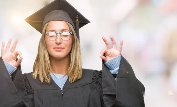 Joven Hermosa Mujer Con Uniforme Graduado Sobre Fondo Aislado Relajarse —  Fotos de Stock