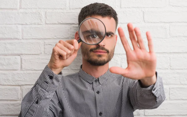 Jonge Volwassen Man Bakstenen Muur Met Behulp Van Vergrootglas Met — Stockfoto