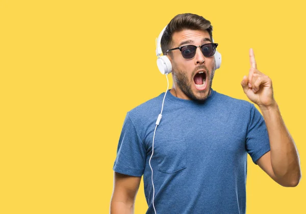 Homem Bonito Jovem Usando Fones Ouvido Ouvindo Música Sobre Fundo — Fotografia de Stock