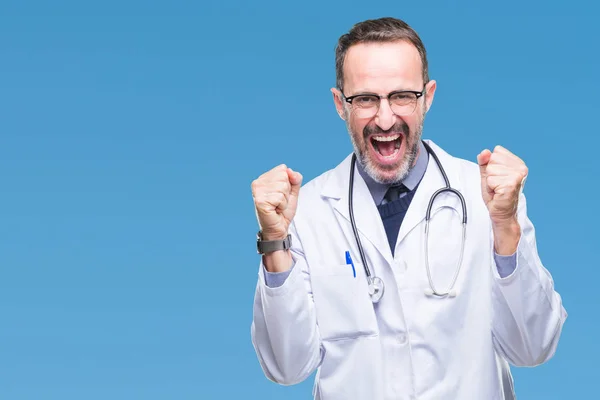 Hombre Médico Mediana Edad Con Uniforme Médico Aislado Celebrando Sorprendido — Foto de Stock