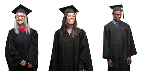 一群穿着大学服装的年轻学生在孤立的背景下毕业了校服 面朝一边看 面带微笑 自然表达 笑自信 — 图库照片