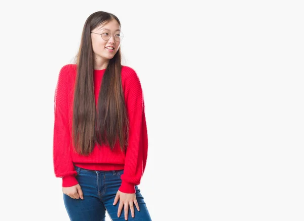Młoda Chinka Białym Tle Patrząc Strony Uśmiechem Twarzy Naturalny Wyraz — Zdjęcie stockowe