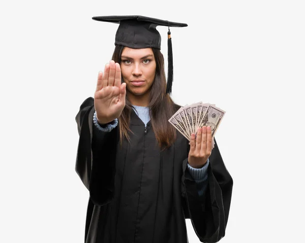 Mujer Hispana Joven Con Uniforme Graduado Sosteniendo Dólares Con Mano —  Fotos de Stock