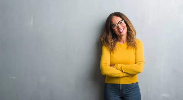 Donna Ispanica Mezza Età Sopra Muro Grigio Con Gli Occhiali — Foto Stock