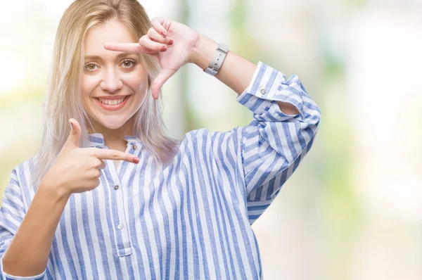 Mladá Blond Žena Izolované Pozadí Provedení Rámu Rukama Prsty Šťastné — Stock fotografie