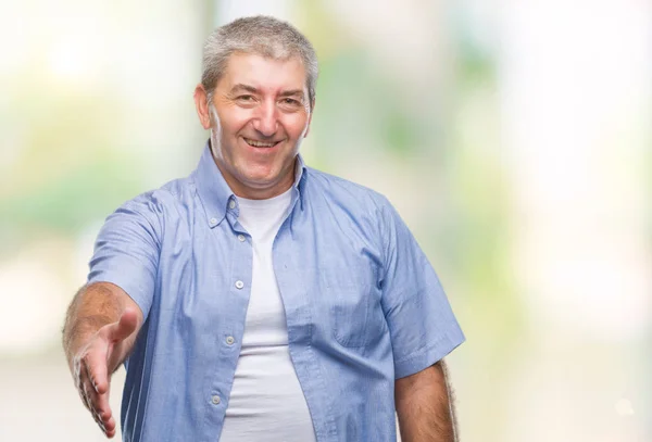 Bonito Homem Sênior Sobre Fundo Isolado Sorrindo Amigável Oferecendo Aperto — Fotografia de Stock