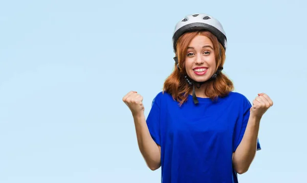 Junge Schöne Frau Mit Fahrradhelm Über Isoliertem Hintergrund Feiert Überrascht — Stockfoto