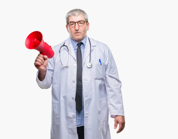 Bonito Médico Sênior Homem Gritando Através Megafone Sobre Fundo Isolado — Fotografia de Stock