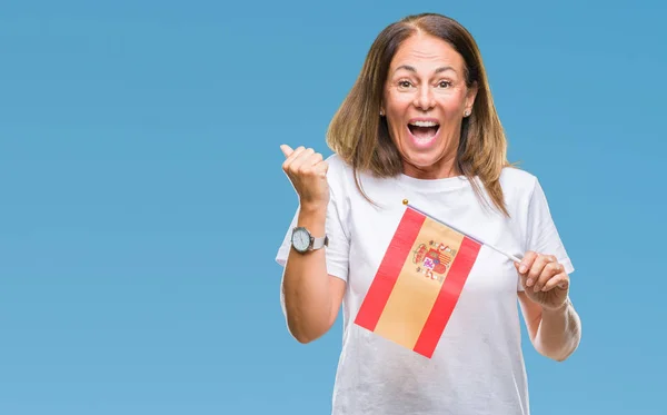 Mulher Hispânica Meia Idade Segurando Bandeira Espanha Sobre Fundo Isolado — Fotografia de Stock