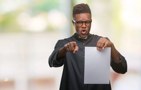 Unga Afroamerikanska Präst Mannen Över Isolerade Bakgrund Håller Tomt Papper — Stockfoto