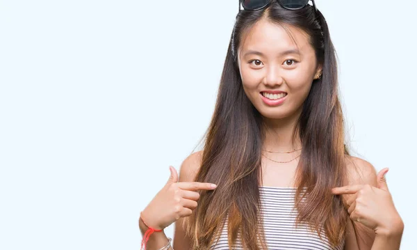 Jovem Mulher Asiática Usando Óculos Sol Sobre Fundo Isolado Olhando — Fotografia de Stock
