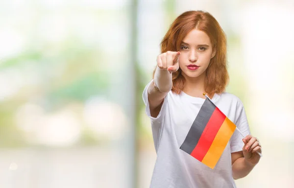 Fiatal Gyönyörű Gazdaságban Németország Lobogója Alatt Elszigetelt Háttér Ujjal Mutatva — Stock Fotó