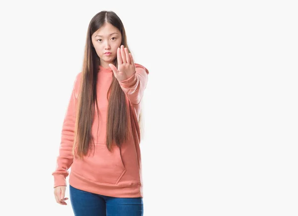 Jonge Chinese Vrouw Geïsoleerde Achtergrond Dragen Sport Sweathshirt Stop Zingen — Stockfoto