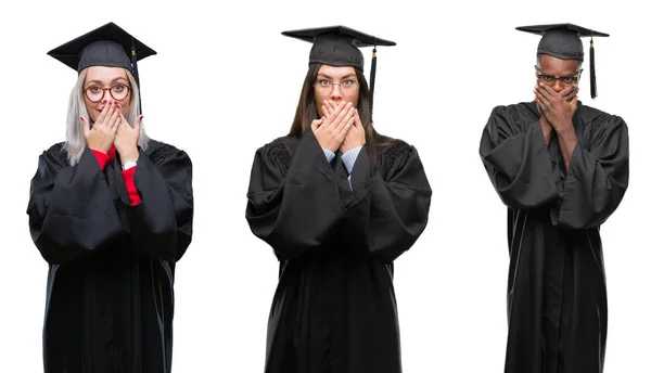 ミスのため手で口を覆っているショックを受けて孤立の背景の上卒業大学の制服を着ている若い学生人のグループのコラージュ 秘密の概念 — ストック写真