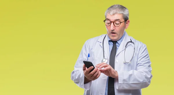 Stilig Senior Doktor Man Sms Skicka Meddelande Med Smarpthone Över — Stockfoto