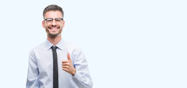 Jovem Homem Negócios Feliz Com Grande Sorriso Fazendo Sinal Polegar — Fotografia de Stock