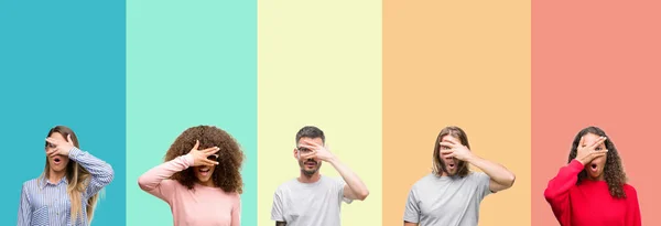 Collage Grupo Jóvenes Sobre Colorido Vintage Aislado Fondo Asomándose Shock — Foto de Stock