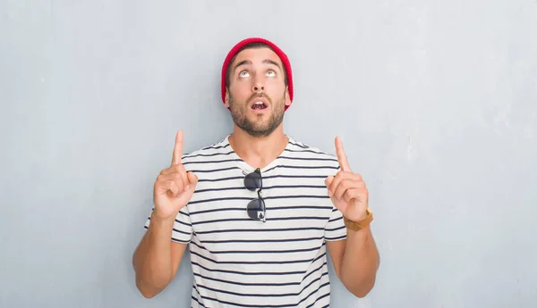 Bonito Jovem Hipster Homem Sobre Parede Grunge Cinza Vestindo Shirt — Fotografia de Stock