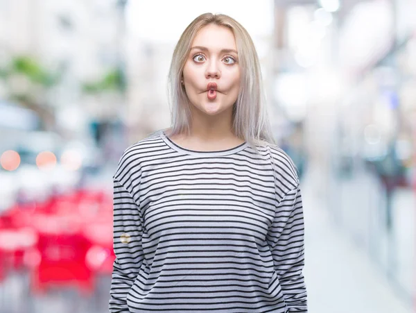 Mujer Rubia Joven Sobre Fondo Aislado Haciendo Cara Pez Con — Foto de Stock