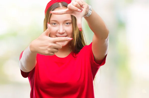 Mulher Bonita Caucasiana Jovem Sobre Fundo Isolado Sorrindo Fazendo Quadro — Fotografia de Stock