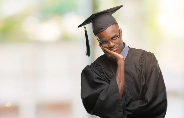 Jovem Graduado Afro Americano Sobre Fundo Isolado Pensando Cansado Entediado — Fotografia de Stock