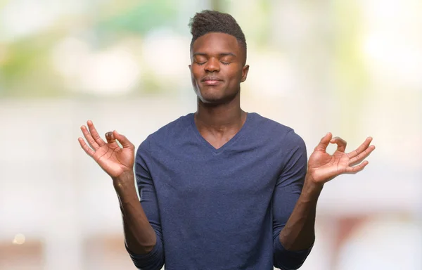 Americký Mladík Izolované Pozadí Relaxovat Usmívající Očima Uzavřené Vede Meditační — Stock fotografie