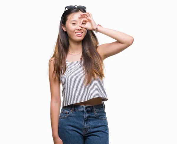 Joven Asiático Mujer Usando Gafas Sol Sobre Aislado Fondo Haciendo — Foto de Stock