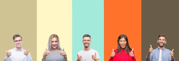 Collage Groupe Jeunes Sur Fond Isolé Coloré Signe Succès Faisant — Photo