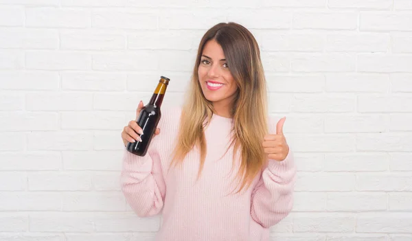 Mujer Adulta Yound Sobre Pared Ladrillo Blanco Sosteniendo Cerveza Feliz — Foto de Stock