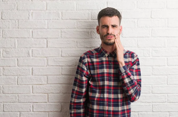 Giovane Uomo Adulto Piedi Sopra Parete Mattoni Bianchi Toccare Bocca — Foto Stock