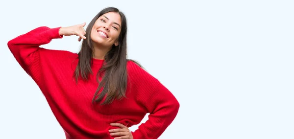 Junge Schöne Hispanische Tragen Roten Pullover Lächelnd Telefon Geste Mit — Stockfoto