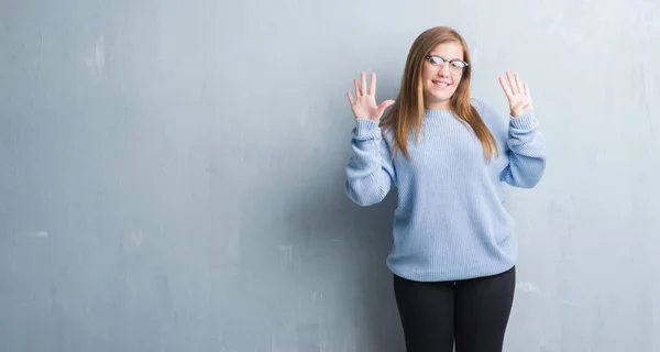 Jonge Volwassen Vrouw Grijs Grunge Muur Bril Tonen Met Vingers — Stockfoto