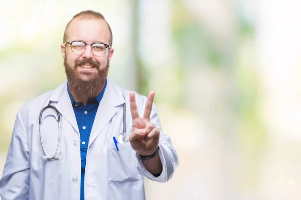 Junger Kaukasischer Arzt Weißen Arztkittel Vor Isoliertem Hintergrund Lächelnd Mit — Stockfoto