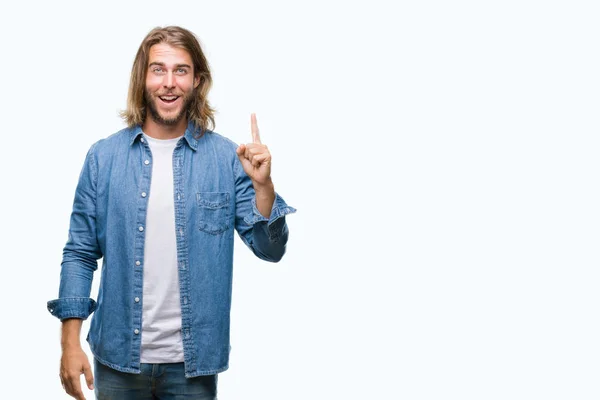 Jonge Knappe Man Met Lange Haren Geïsoleerde Achtergrond Vinger Omhoog — Stockfoto