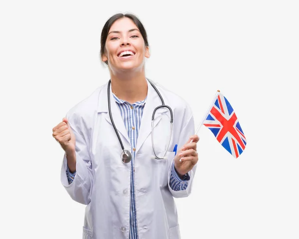 Mladý Lékař Hispánský Žena Držící Vlajka Spojeného Království Křičí Hrdá — Stock fotografie