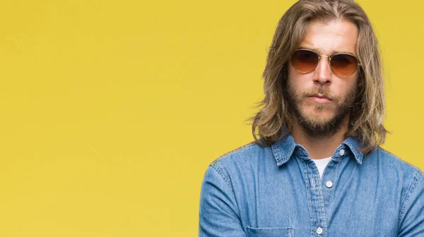 Joven Hombre Guapo Con Pelo Largo Con Gafas Sol Sobre —  Fotos de Stock