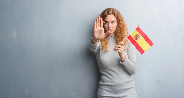 Joven Pelirroja Sobre Pared Grunge Gris Sosteniendo Bandera España Con —  Fotos de Stock