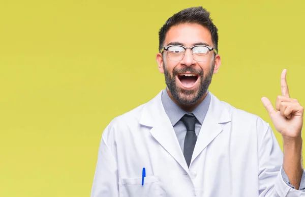 成年西班牙裔科学家或医生穿白色大衣在孤立的背景下 指着成功的想法 退出和快乐 第一个 — 图库照片