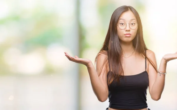 Junge Asiatische Frau Mit Brille Über Isoliertem Hintergrund Ahnungslos Und — Stockfoto