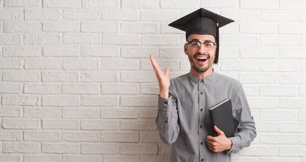 Jonge Volwassen Man Bakstenen Muur Dragen Van Afstuderen Cap Erg — Stockfoto