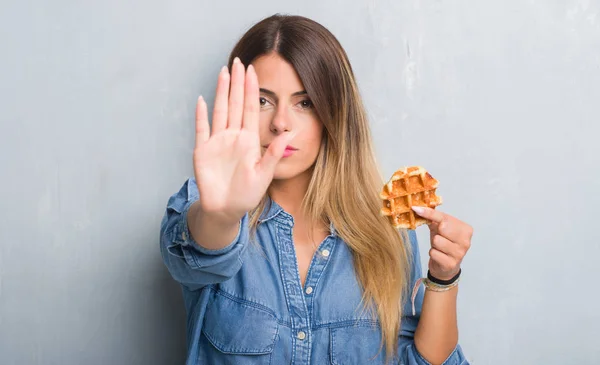 Young Adult Woman Grey Grunge Wall Eating Belgium Waffle Open — Stock Photo, Image