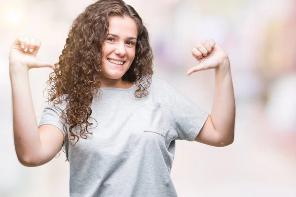 Bella Giovane Ragazza Bruna Capelli Ricci Indossa Look Casual Sfondo — Foto Stock