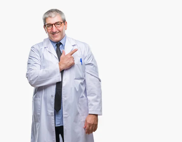 Bonito Médico Sênior Cientista Homem Profissional Vestindo Casaco Branco Sobre — Fotografia de Stock