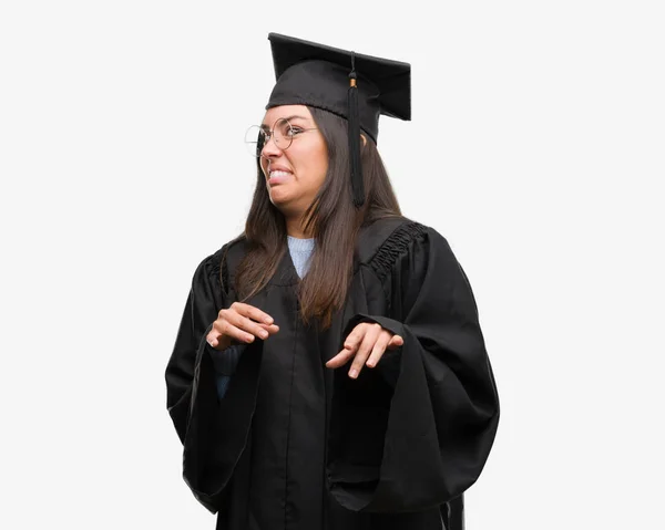 年轻的西班牙裔妇女穿着毕业帽和一致反感的表情 不高兴和害怕做厌恶的脸 因为反感反应 恼人的概念 — 图库照片