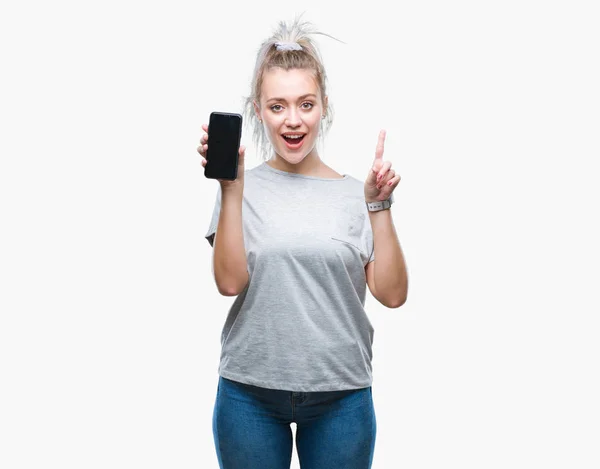 Junge Blonde Frau Zeigt Bildschirm Des Smartphones Über Isoliertem Hintergrund — Stockfoto