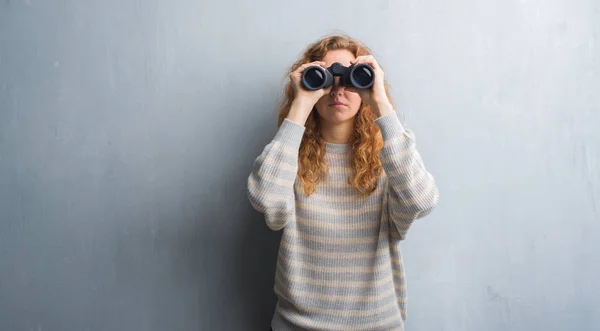 Young Redhead Woman Grey Grunge Wall Looking Binoculars Confident Expression — Stock Photo, Image