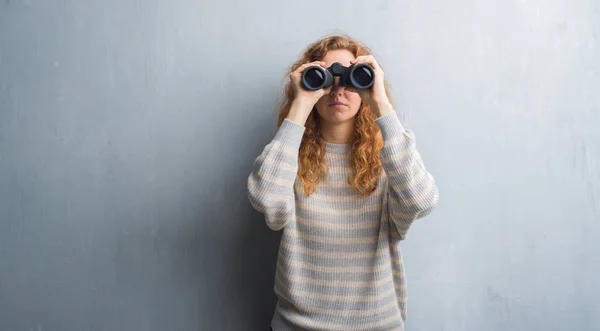 Jonge Roodharige Vrouw Grijs Grunge Muur Zoek Door Middel Van — Stockfoto